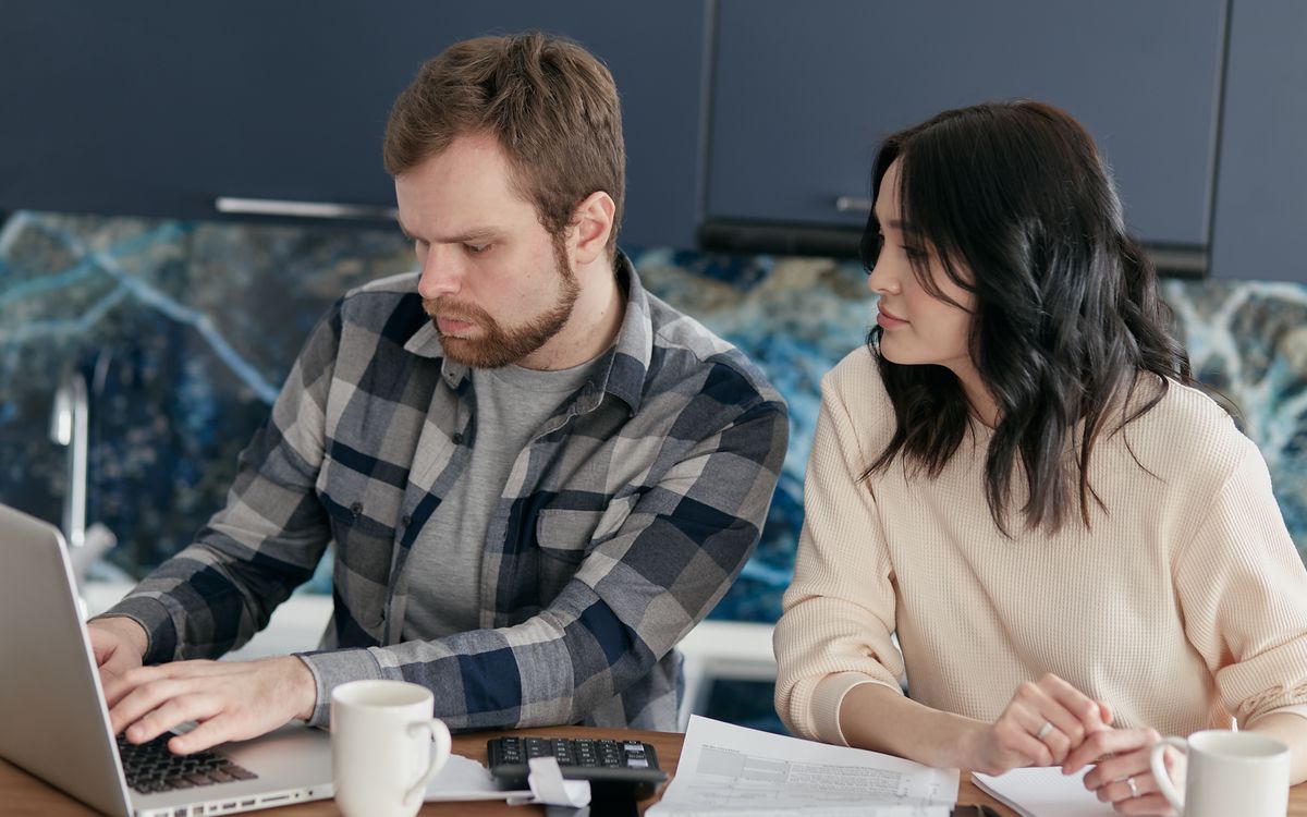 Stel bekijkt samen de financiën op een laptop