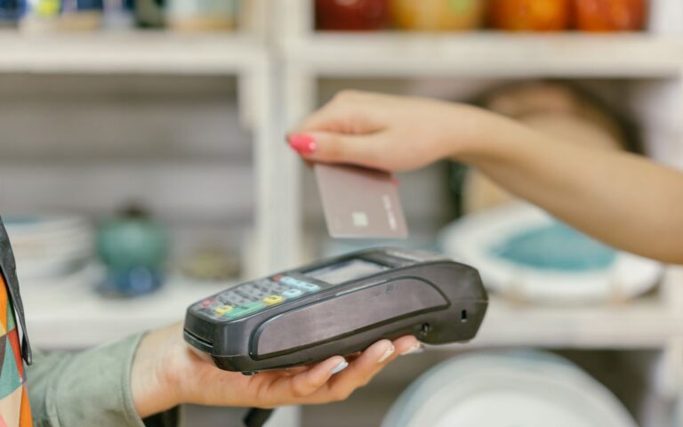 Klant betaalt met een pas bij een betaalautomaat
